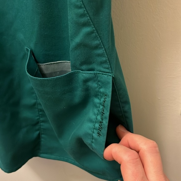 Wonderwink PRO Hunter Green women’s scrub top size small - Picture 6 of 10